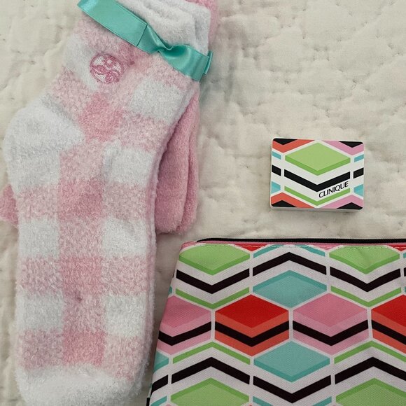 Ready for Spring?   Clinique Makeup Bag and Aloe Moisture Gloves and Socks - Picture 3 of 8